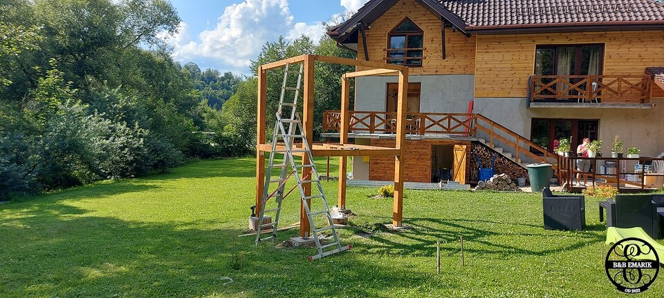 Los van het werk aan het huis was dit een leuk project om te doen. Een speelhuis maken voor de kleinsten. Niet een kant en klaar pakket maar zelf gebouwd na het maken van een schets. Voordeel is dat het een veel sterkere constructie is dan in de handel verkrijgbaar en hierdoor goed voor vele jaren.Oprócz pracy w domu, był to fajny projekt. Stwórz domek zabaw dla najmłodszych. Nie jest to gotowy pakiet, ale zbudowany samodzielnie po wykonaniu szkicu. Zaletą jest to, że jest to znacznie mocniejsza konstrukcja niż dostępne na rynku, a zatem posłuży przez wiele lat.