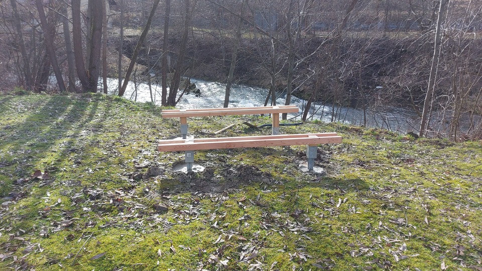 Omdat we vorig jaar een aantal gasten hadden die zich hier met een stoel zetten hebben we beslist hier een zitgelegenheid te bouwen. Je hebt hier mooi uitzicht op de rivier en in de zomer wat schaduwPonieważ w zeszłym roku mieliśmy wielu gości, którzy siedzieli tutaj z krzesłem, postanowiliśmy zbudować tutaj część wypoczynkową. Tutaj masz piękny widok na rzekę i trochę cienia w lecie