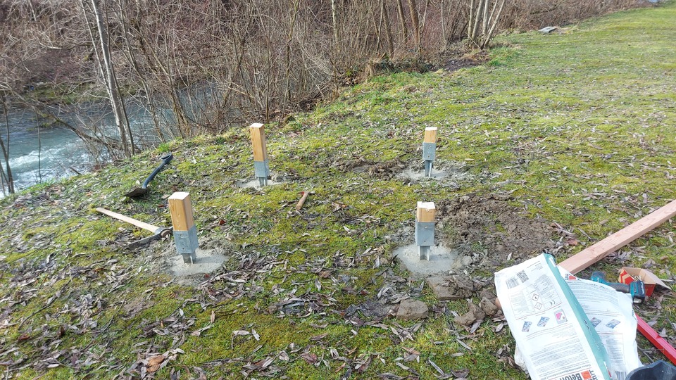 Omdat we vorig jaar een aantal gasten hadden die zich hier met een stoel zetten hebben we beslist hier een zitgelegenheid te bouwen. Je hebt hier mooi uitzicht op de rivier en in de zomer wat schaduwPonieważ w zeszłym roku mieliśmy wielu gości, którzy siedzieli tutaj z krzesłem, postanowiliśmy zbudować tutaj część wypoczynkową. Tutaj masz piękny widok na rzekę i trochę cienia w lecie