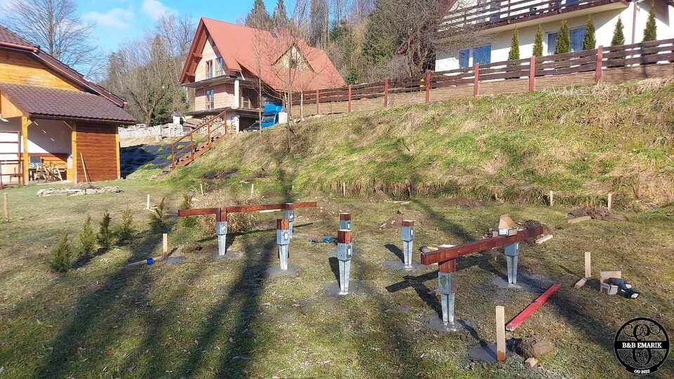 April 2024. In de maanden maart en april hebben we ons bezig gehouden met de fundering en de vloer. Daar onze tuin niet horizontaal is , was het meten en nog eens meten om alles waterpas te krijgen.Kwiecień 2024. W miesiącach marcu i kwietniu pracowaliśmy przy fundamentach i podłodze. Ponieważ nasz ogród nie jest poziomy, musieliśmy mierzyć i mierzyć jeszcze raz, aby wszystko było poziome.