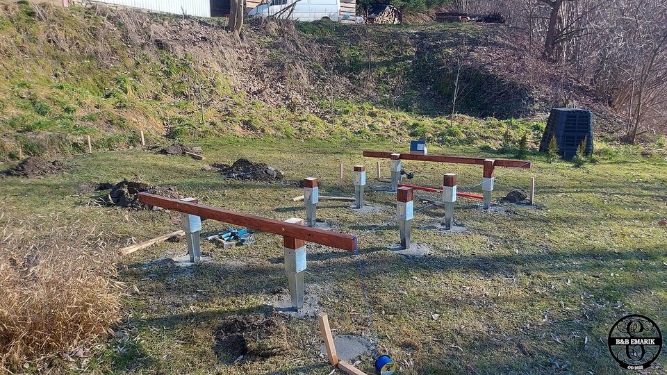 April 2024. In de maanden maart en april hebben we ons bezig gehouden met de fundering en de vloer. Daar onze tuin niet horizontaal is , was het meten en nog eens meten om alles waterpas te krijgen.Kwiecień 2024. W miesiącach marcu i kwietniu pracowaliśmy przy fundamentach i podłodze. Ponieważ nasz ogród nie jest poziomy, musieliśmy mierzyć i mierzyć jeszcze raz, aby wszystko było poziome.