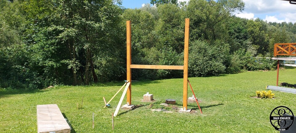 Los van het werk aan het huis was dit een leuk project om te doen. Een speelhuis maken voor de kleinsten. Niet een kant en klaar pakket maar zelf gebouwd na het maken van een schets. Voordeel is dat het een veel sterkere constructie is dan in de handel verkrijgbaar en hierdoor goed voor vele jaren.Oprócz pracy w domu, był to fajny projekt. Stwórz domek zabaw dla najmłodszych. Nie jest to gotowy pakiet, ale zbudowany samodzielnie po wykonaniu szkicu. Zaletą jest to, że jest to znacznie mocniejsza konstrukcja niż dostępne na rynku, a zatem posłuży przez wiele lat.