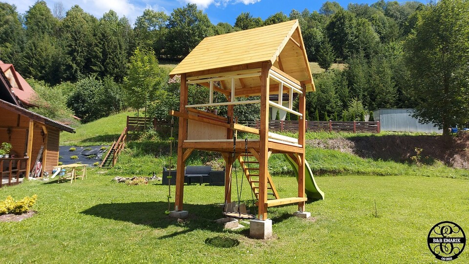 Los van het werk aan het huis was dit een leuk project om te doen. Een speelhuis maken voor de kleinsten. Niet een kant en klaar pakket maar zelf gebouwd na het maken van een schets. Voordeel is dat het een veel sterkere constructie is dan in de handel verkrijgbaar en hierdoor goed voor vele jaren.Oprócz pracy w domu, był to fajny projekt. Stwórz domek zabaw dla najmłodszych. Nie jest to gotowy pakiet, ale zbudowany samodzielnie po wykonaniu szkicu. Zaletą jest to, że jest to znacznie mocniejsza konstrukcja niż dostępne na rynku, a zatem posłuży przez wiele lat.