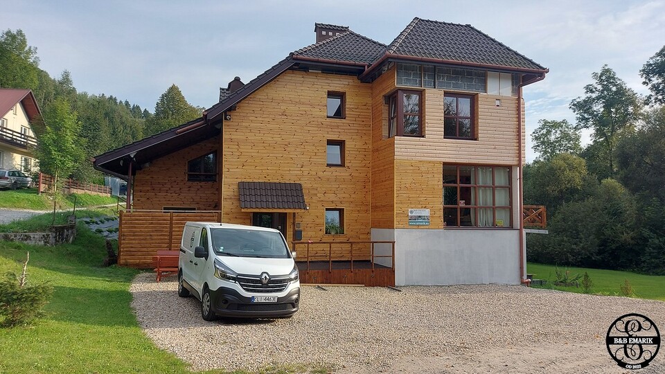 Dit jaar hebben we ook weer een deel van de gevel bekleed. Isolatie en hout. Er rest nog wat afwerking volgend jaar maar dan is de gevel rond het huis volledig klaar.W tym roku ponownie pokryliśmy także część elewacji. Izolacja i drewno. W przyszłym roku pozostało jeszcze trochę wykończenia, ale wtedy elewacja wokół domu będzie całkowicie wykończona.